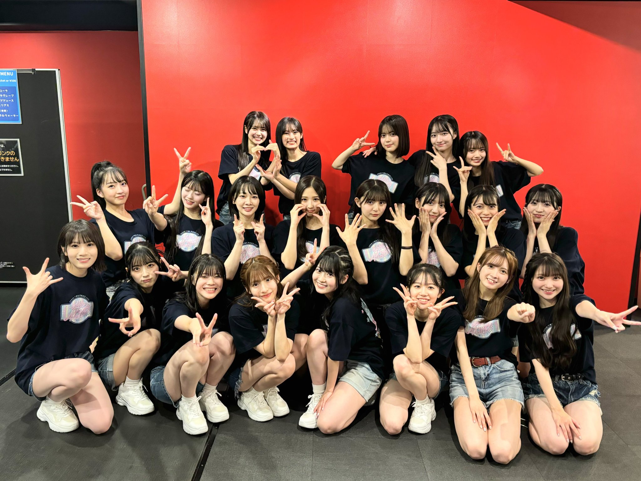 AKB48大運動会チームA当時メンバー直筆サイン入りTシャツ AKB48大運動会チームA当時メンバー直筆サイン入りTシャツ