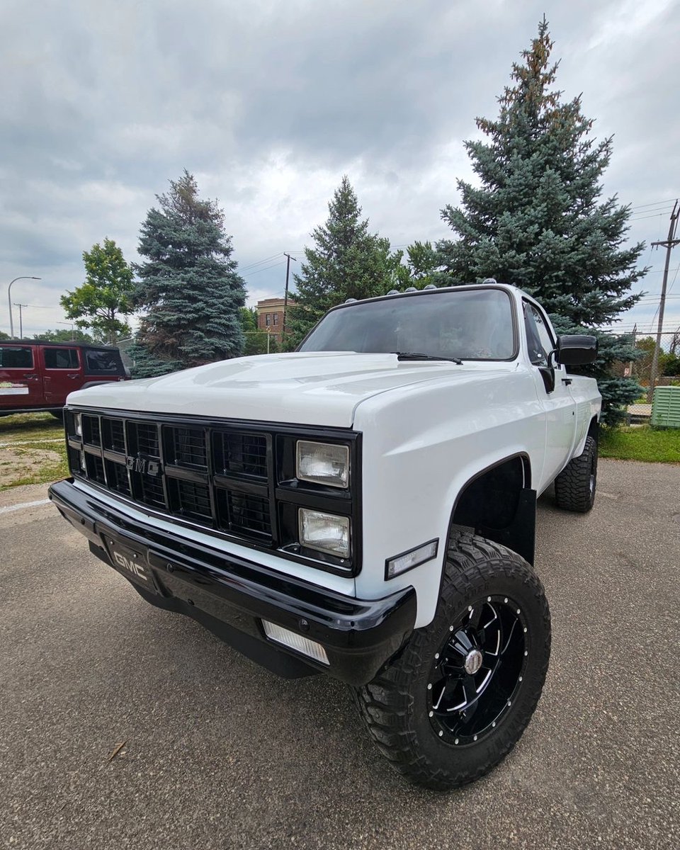 LMCTruck's tweet photo. Ashleigh’s squarebody is a little bit modern and a whole lotta old school!
#KeepingGenerationsOnTheRoad #LMC #LMCTruck #LMCTruckParts #gmc #gmctrucks #gmcsierra #squarebody #squarebodychevy #k10 #chevyk10 #k20 #chevy #chevytrucks #c10 #lifted #liftedtrucks #offroad #4x4 #v8 https://t.co/pvdAHCfWCN