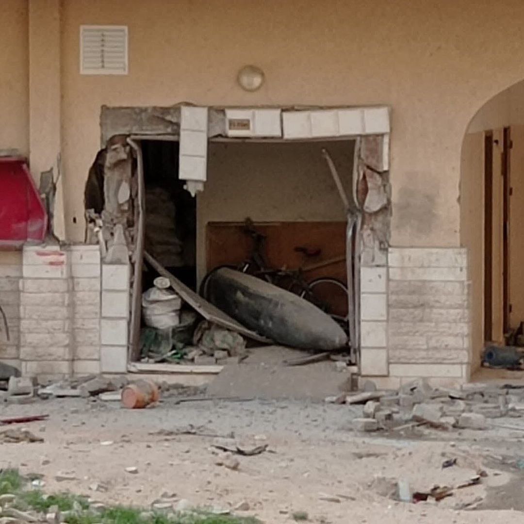 QudsNen's tweet photo. An Israeli missile struck residential towers in Hamad City, Khan Yunis, but fortunately, it did not detonate.

According to the UN Mine Action Service (UNMAS), at least 10% of Israeli ordnance fails to detonate, leaving the debris contaminated with unexploded ordnance (UXO). Clearing this under ideal conditions would still take 14 years, an UNMAS official stated.