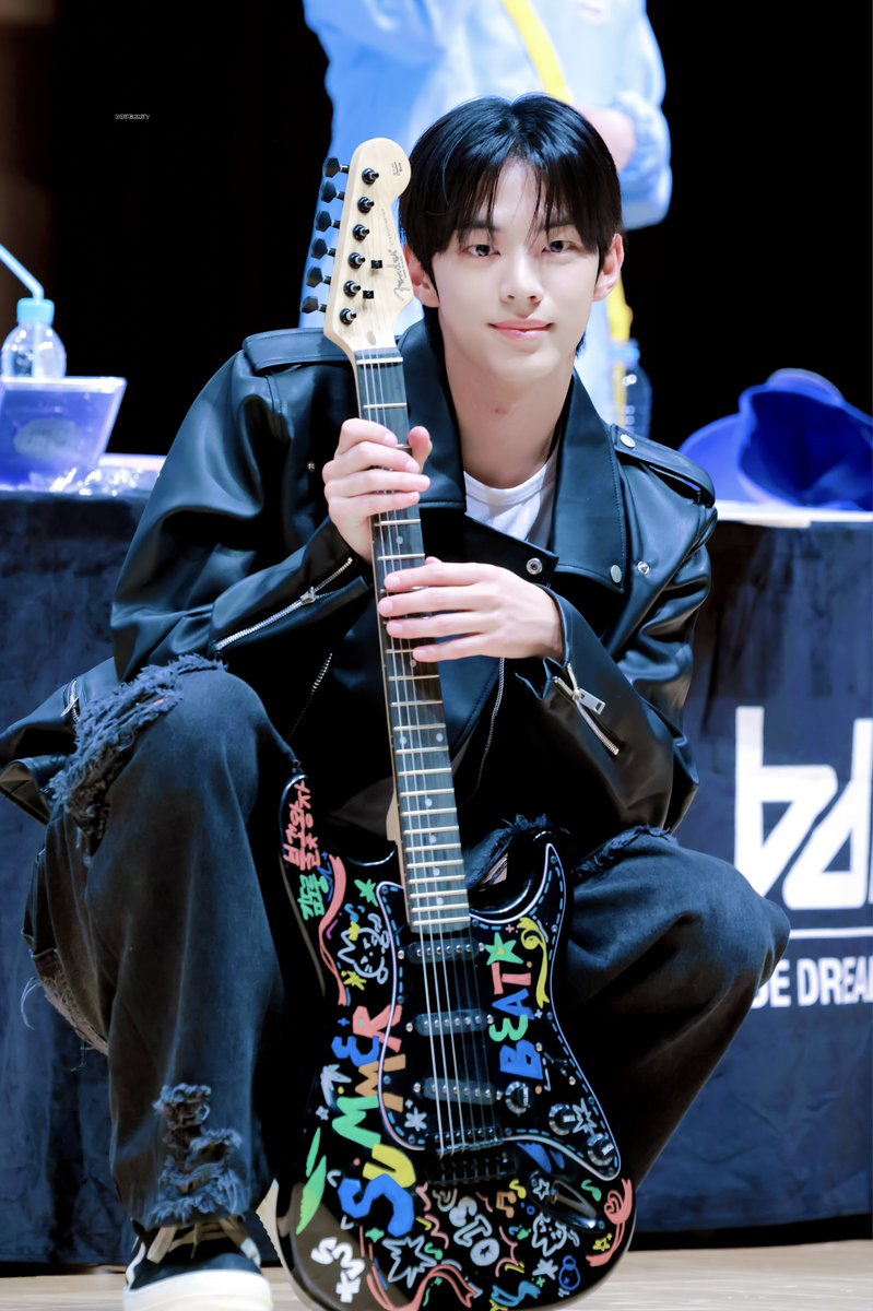 doughnut0130's tweet photo. 240818 대전 블드미 HD

기타 잘 칠수 있다🎸

#천재똥강아지 #DOHOON #도훈 
#TWS #투어스 #ドフン #トゥアス https://t.co/UwmlDZTFLi
