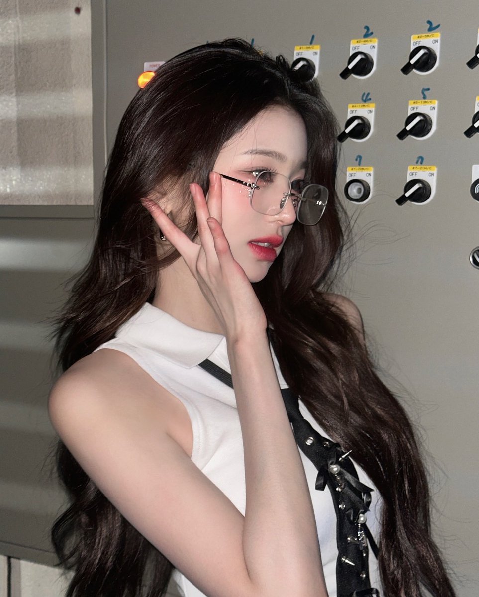 eternal1young's tweet photo. ㅅㅂ 긱시크 장원영 인스타 왔다 https://t.co/ug9cdyeHPa