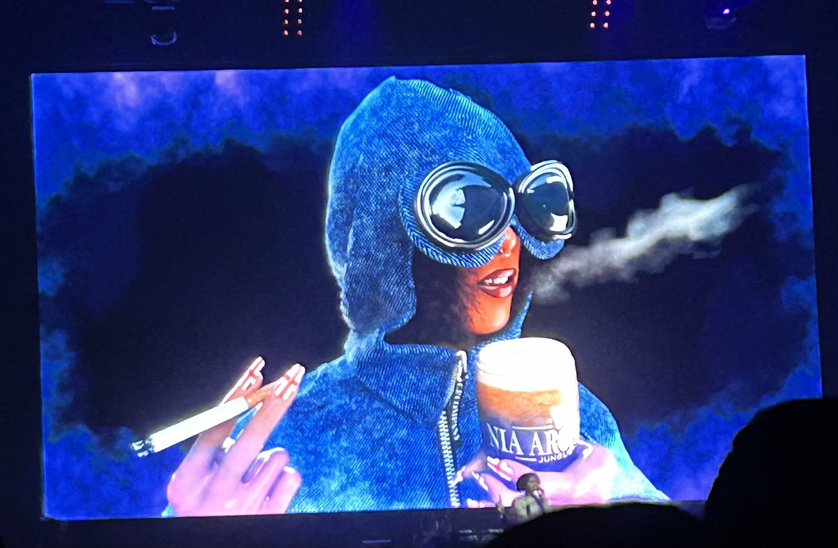 Nia Archives 圧巻のステージ！
呼吸をするように徹頭徹尾バキバキの尖ったジャングル/ドラムンベースを奏でるんだけど本人の声やキャラクターに何とも言えない愛嬌があって絶妙にハードルを下げてるのが堪んない！
#サマソニ　#サマソニTOKYO