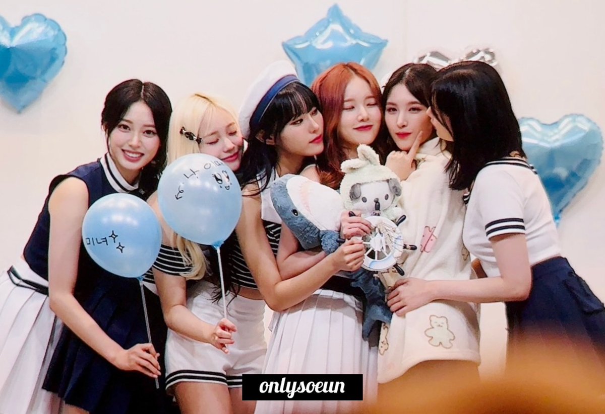 위클리는 가족이다💕

240818 프리뷰. 
#위클리 #Weeekly