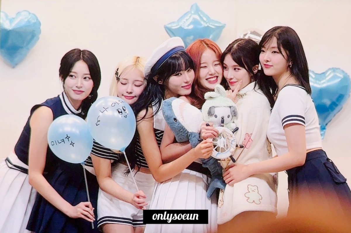 onlysoeun's tweet photo. 위클리는 가족이다💕

240818 프리뷰. 
#위클리 #Weeekly https://t.co/fhDqk1jxtG