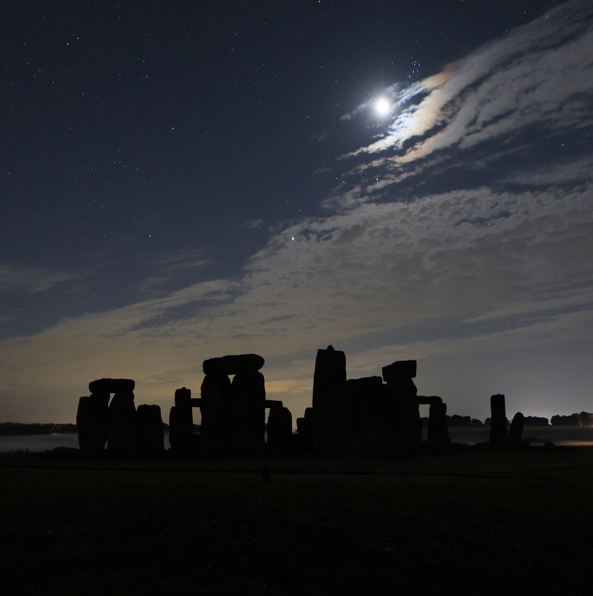 The last quarter Moon of July rises over Stonehenge accompanied by Jupiter and Mars. Mist gathers in the field beyond. 🌕

📷: David Cutler