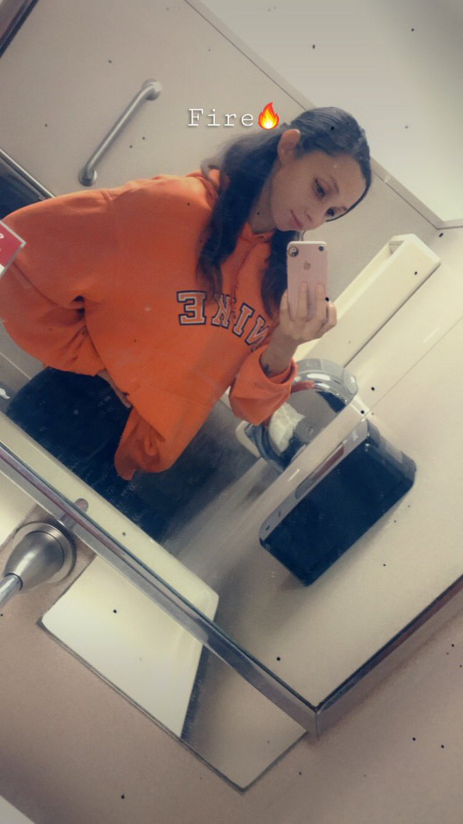Lakeya1992's tweet photo. Rocking the Nike sweatshirt 😍 https://t.co/Yzni6RmpsJ