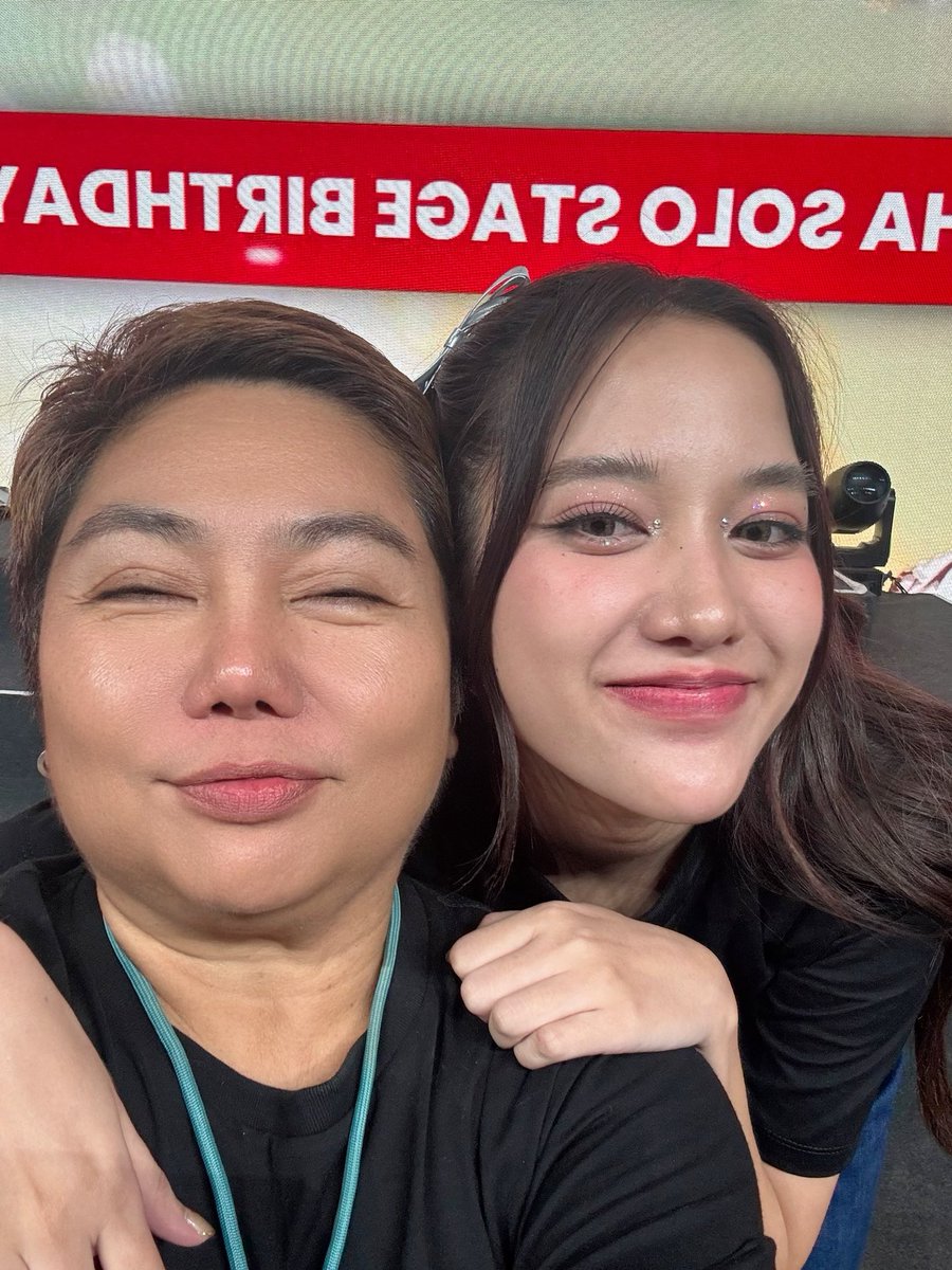 kaicoproduce's tweet photo. คอนฯ จบ รูปไม่จบ ลูกสาวเก่งมากๆ #HBD26thFreenSoloStage https://t.co/M1ExTogUQx
