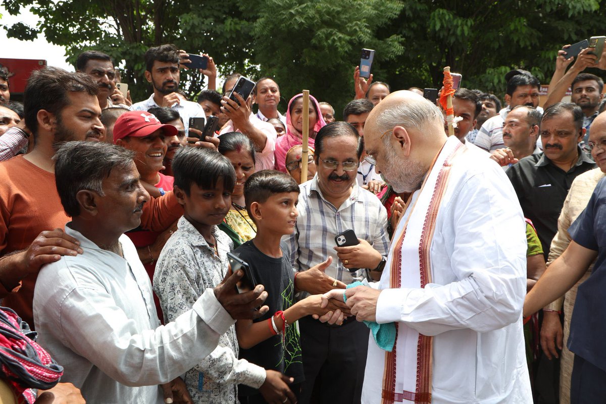 DarshanaJardosh's tweet photo. सहारा! @AmitShah https://t.co/U14qQj0Xk3