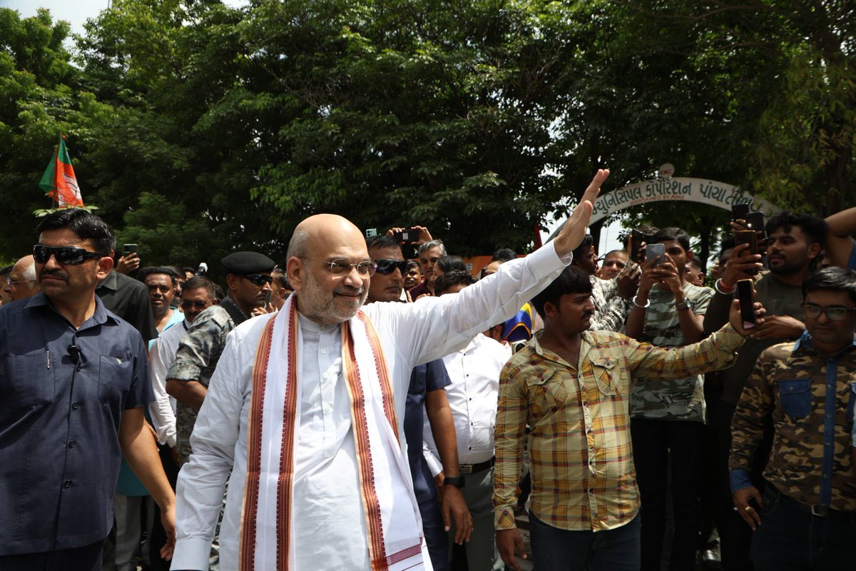 DarshanaJardosh's tweet photo. सहारा! @AmitShah https://t.co/U14qQj0Xk3