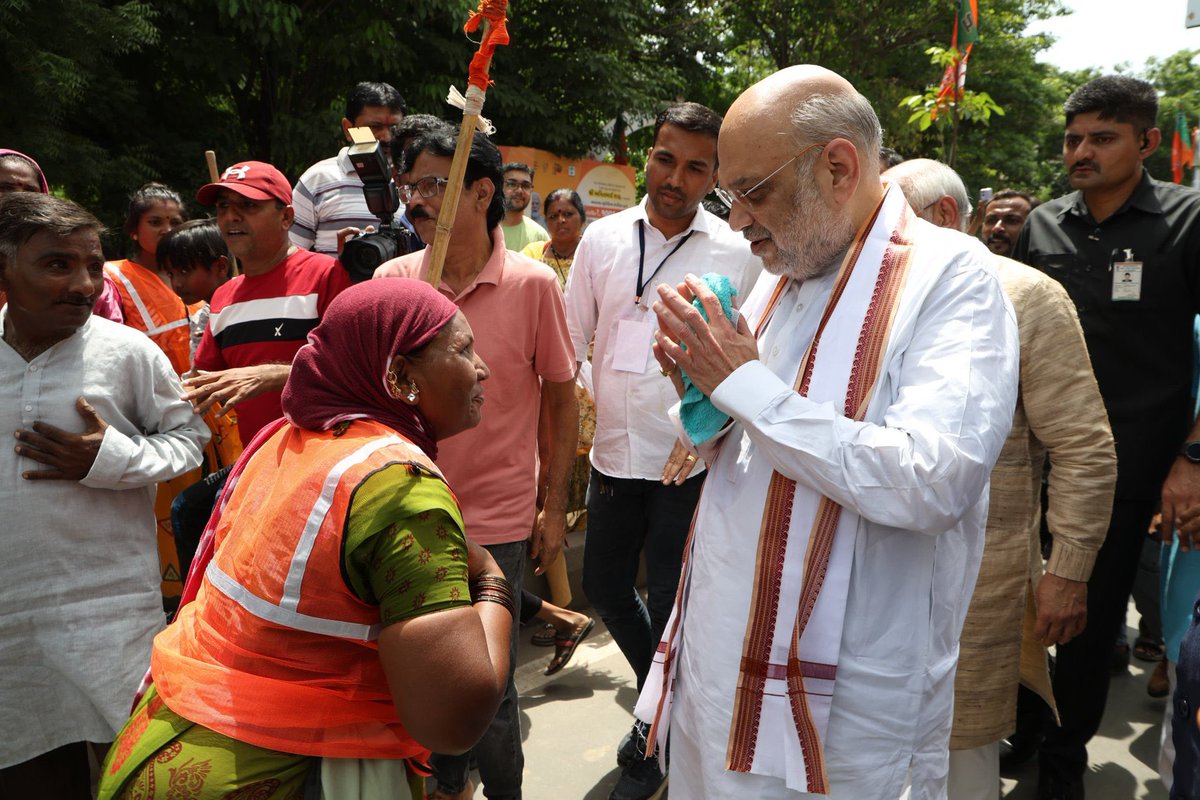 DarshanaJardosh's tweet photo. सहारा! @AmitShah https://t.co/U14qQj0Xk3