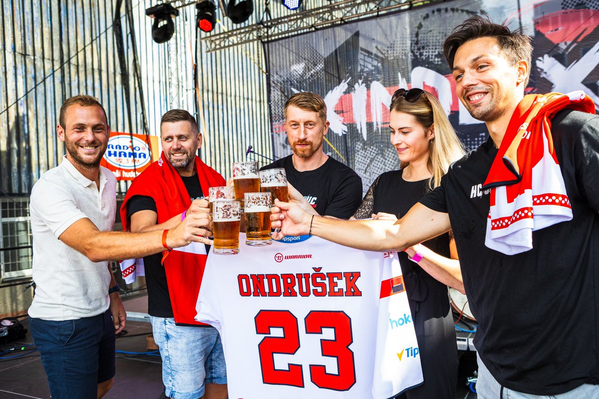 Na včerejším MORA Festu #2 byly odhaleny nové dresy pro sezónu 2024/2025, které nám přišla pokřtít reprezentantka národního týmu žen <a href="/BSkodova/">Blanka Škodová</a>. 🏒❤️