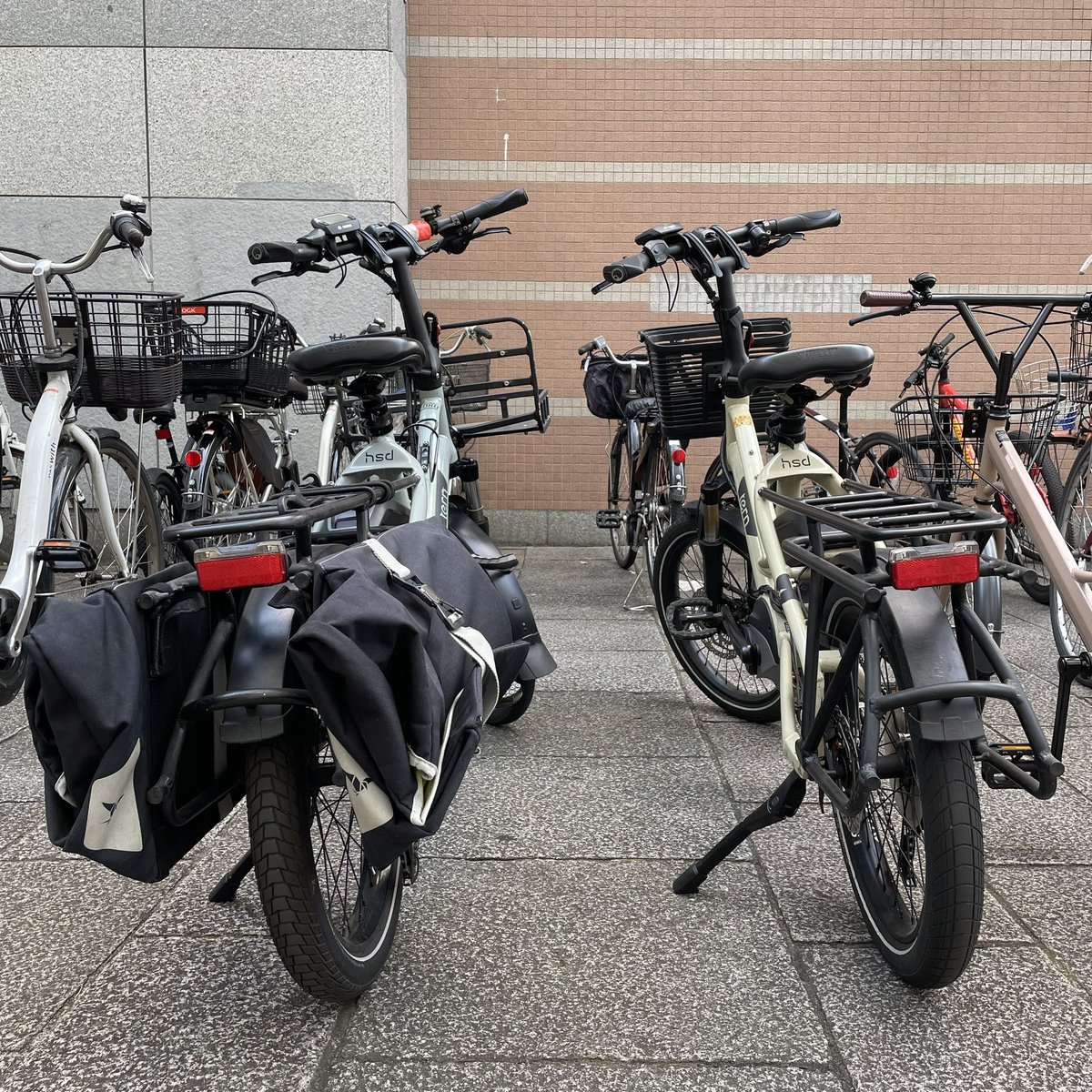 YokohamaRides's tweet photo. My wife was very surprised to see her bike’s doppelgänger in the pop-up parking area outside Sakuragicho Station.  #TernHSD bikes - or any kind of cargo bike, are still a very rare sight https://t.co/wKBc2MhEqJ