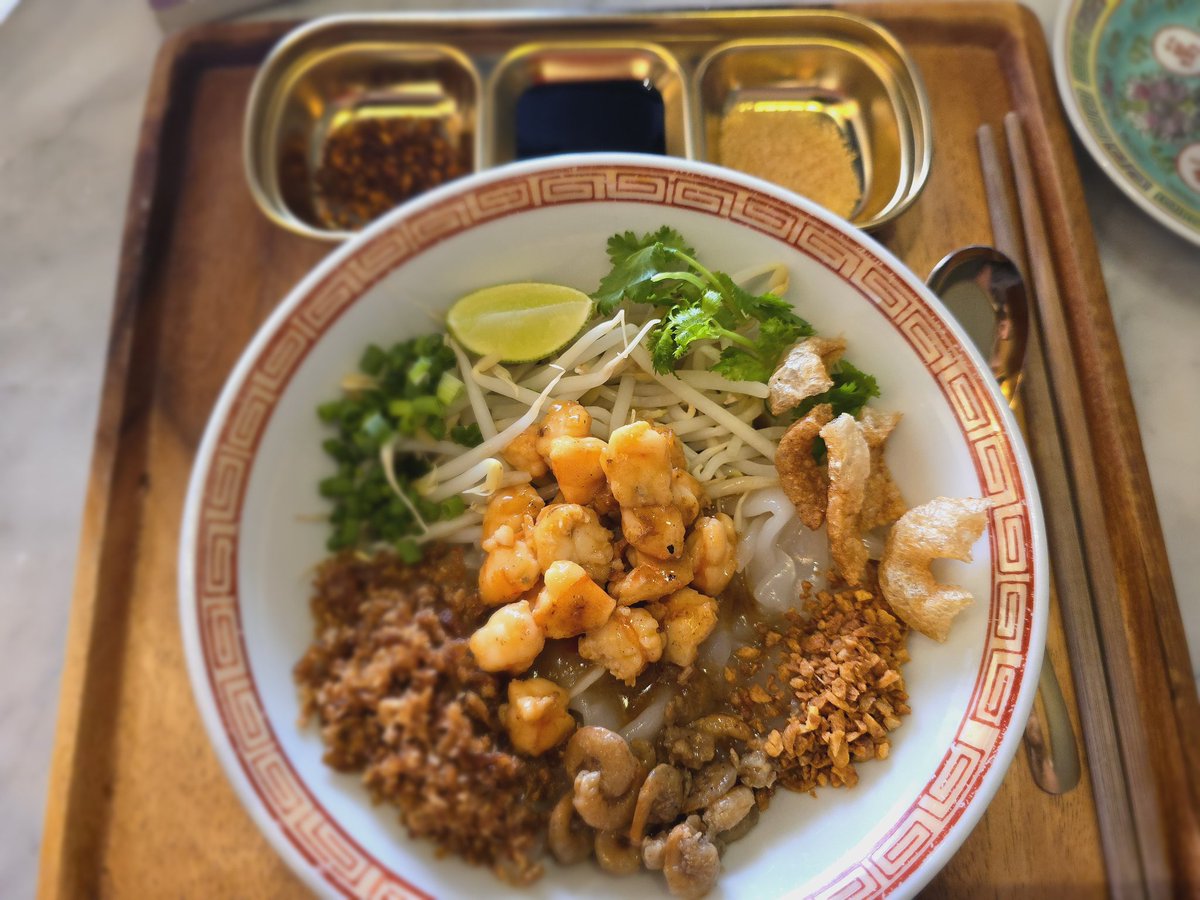 pk_sama's tweet photo. วันนี้แวะมาร้าน Hor Fun ตามรอยกิจกรรมนำเที่ยวทรงวาดกับน้องภูมิ #poompps ก๋วยเตี๋ยวหลอดซอสโบราณสูตรเฉพาะทางร้านเ ส้นนุ่ม บีบมะนาวลงไปตัดนิดหน่อยอร่อยฟิน จิบชาเก๊กฮวย ตบท้ายด้วยไอติมมะพร้าวน้ำหอมสดแนมกับขนมผิงและทองม้วนกรุบกรอบสดชื่นมาก วันอาทิตย์ที่แสนดี #EventpassxPoom #หวานร้อย https://t.co/9mTFBAKfmD
