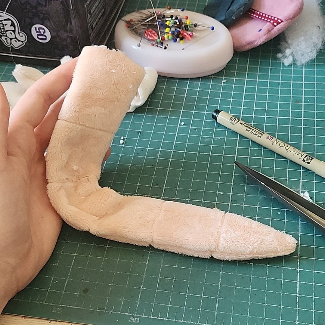 STRAYCATCRAFTS's tweet photo. Trying to decide if a posable or a more naturallt falling tail would be better. Both have their perks🤔 https://t.co/iIdMPb74g1