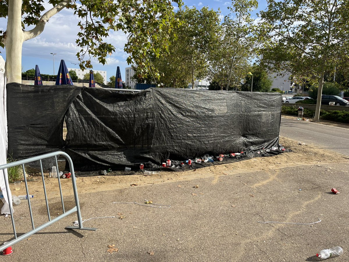 AlexDreamer's tweet photo. @Tarraco_Urnes @rvinualestgn Y que podemos decir del estado en que queda todo? Con un servicio de limpieza inexistente a las 9:30am cuando ya el parque empieza a llenarse de gente caminando, y niños jugando entre cristales… https://t.co/pmjMq133fx