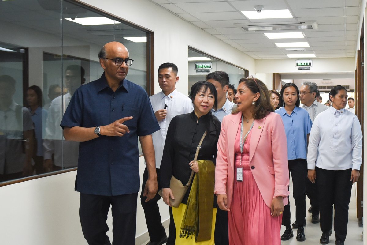 irri's tweet photo. IRRI’s Dr. Venuprasad Ramaiah shows President Shanmugaratnam the rice samples from different institutions in Singapore that are currently stored at the International Rice Genebank. 🇸🇬🌾❄️

#Singapore #IRRI #RiceScience #Genebank https://t.co/itsafZ0acx