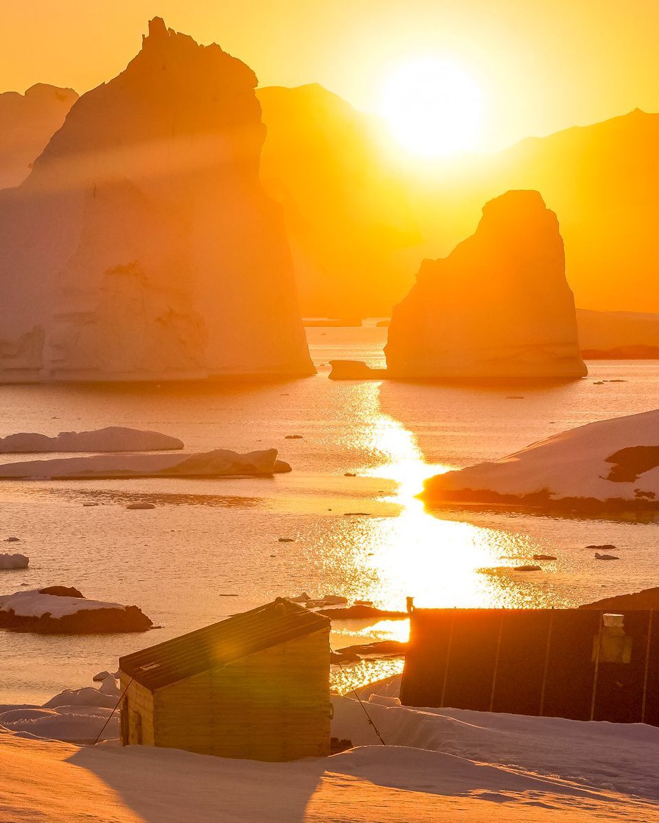 AntarcticHT's tweet photo. Our XR Producer @LesleyJohnston_ captured this glorious sunset over the emergency store at  Base W, Detaille Island, during her fieldwork on the island in January. 🌅

#Detaille #DetailleIsland #ukantarcticheritagetrust #UKAHT #antarctic #antarctica

📸 UKAHT/Lesley Johnston https://t.co/PBHgF4P2IH