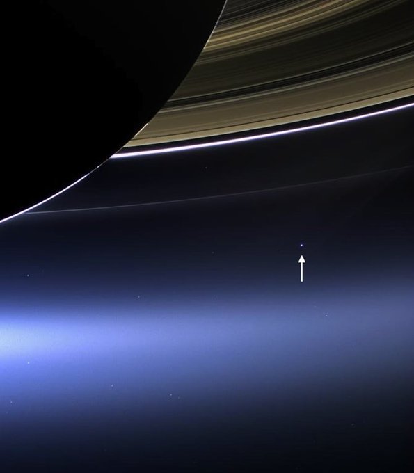 konstructivizm's tweet image. This is what Earth looks like from 1.5 billion kilometers away; the Cassini spacecraft spots a pale blue dot beneath Saturn&apos;s rings.