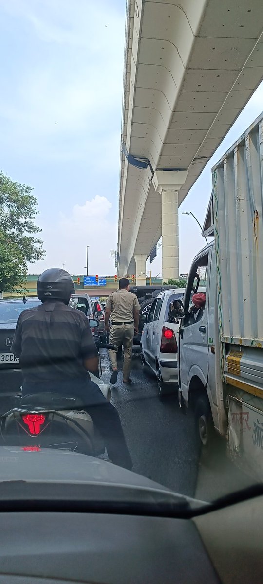TusharPaliwal98's tweet photo. Still traffic 😡😡 @dtptraffic https://t.co/1dTusvbp2v