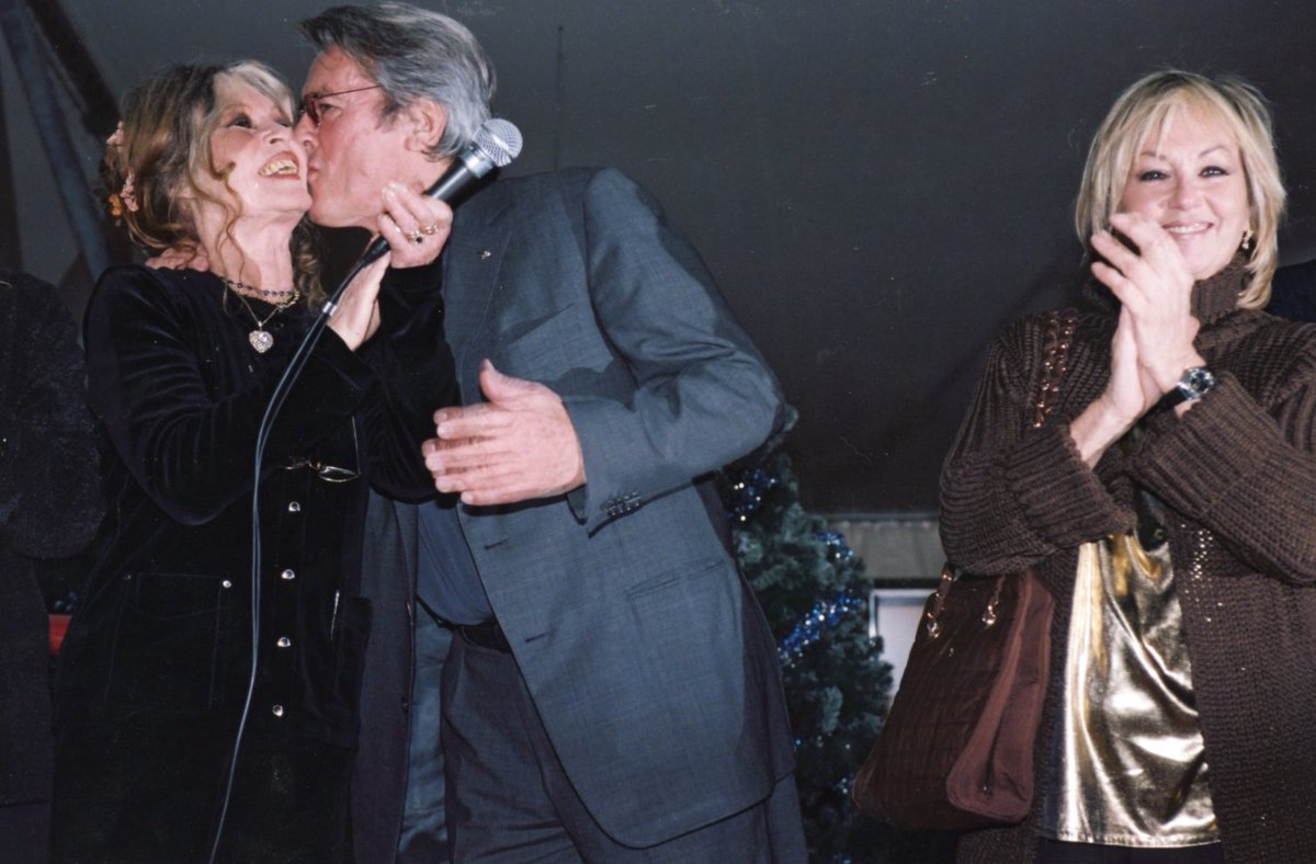 FBB_Officiel's tweet photo. Aujourd'hui, nous avons le cœur lourd en apprenant la disparition d'Alain Delon, un homme d'exception, un artiste inoubliable et un grand ami des animaux. Alain était bien plus qu'une icône du cinéma; son engagement a marqué nos cœurs. Parrain de notre premier Noël des Animaux, il a soutenu notre Fondation avec une rare générosité.

Alain était également un ami proche de notre présidente Brigitte Bardot, qui est dévastée par sa disparition. Leur amitié, fondée sur un amour commun des animaux et un engagement partagé pour leur bien-être, était précieuse et sincère.

Alain comprenait le lien profond entre l'homme et l'animal. Tout au long de sa vie, il a été entouré de ses fidèles compagnons à quatre pattes, des chiens qui lui ont apporté amour et réconfort, et qu'il a aimés avec une tendresse infinie, comme Loubo, son dernier compagnon qu'il laisse derrière lui.

Nous perdons un ami précieux et un homme au grand cœur. Reposez en paix, Alain. Nos pensées accompagnent votre famille et vos proches.

Crédits © photo Gérard Schachmes
