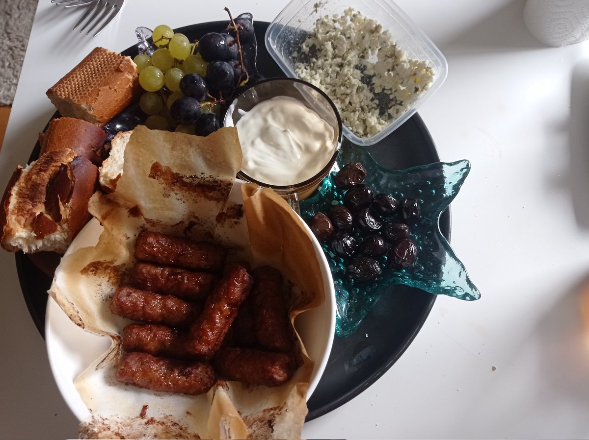 Tamam Kürdüm ama sabah sabah et yemek nedir arkadaş ? 

Akşam yemeği suşi getirir, sabah kahvaltıya köfte ! 🤣🤣