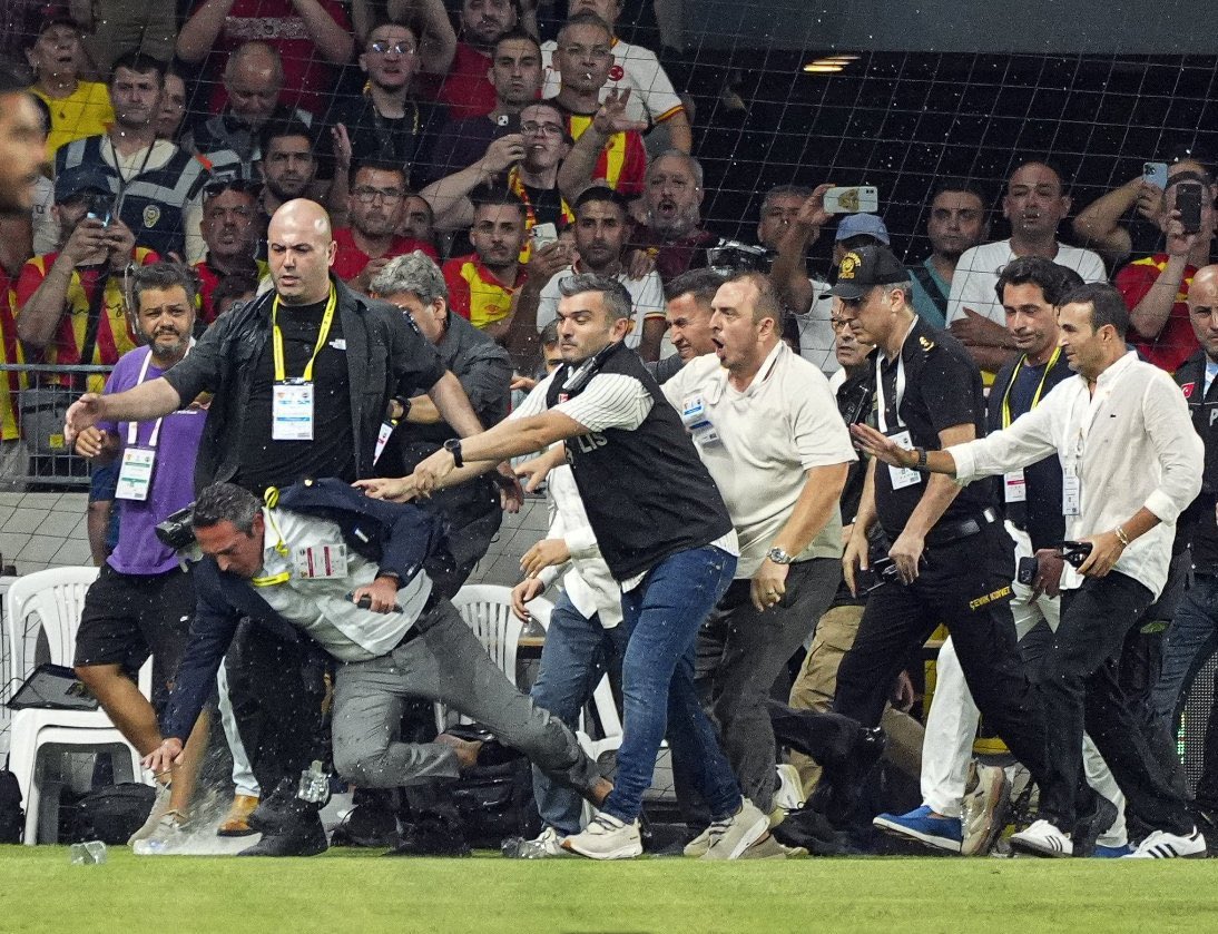 Son 1 yılda 3 olaylı maç:

Trabzonspor-Fenerbahçe 
Galatasaray-Fenerbahçe 
Göztepe - Fenerbahçe 

3 Maçın da ortak paydası Fenerbahçe ve Ali Koç.

Tweet bu kadar.