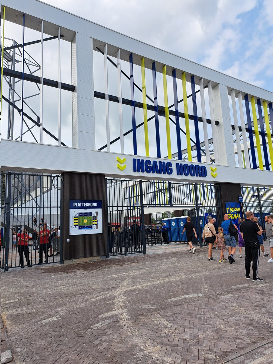 JackD058's tweet photo. Old home -》 New home  💛💙 #cambuur https://t.co/jPNFnveQsB