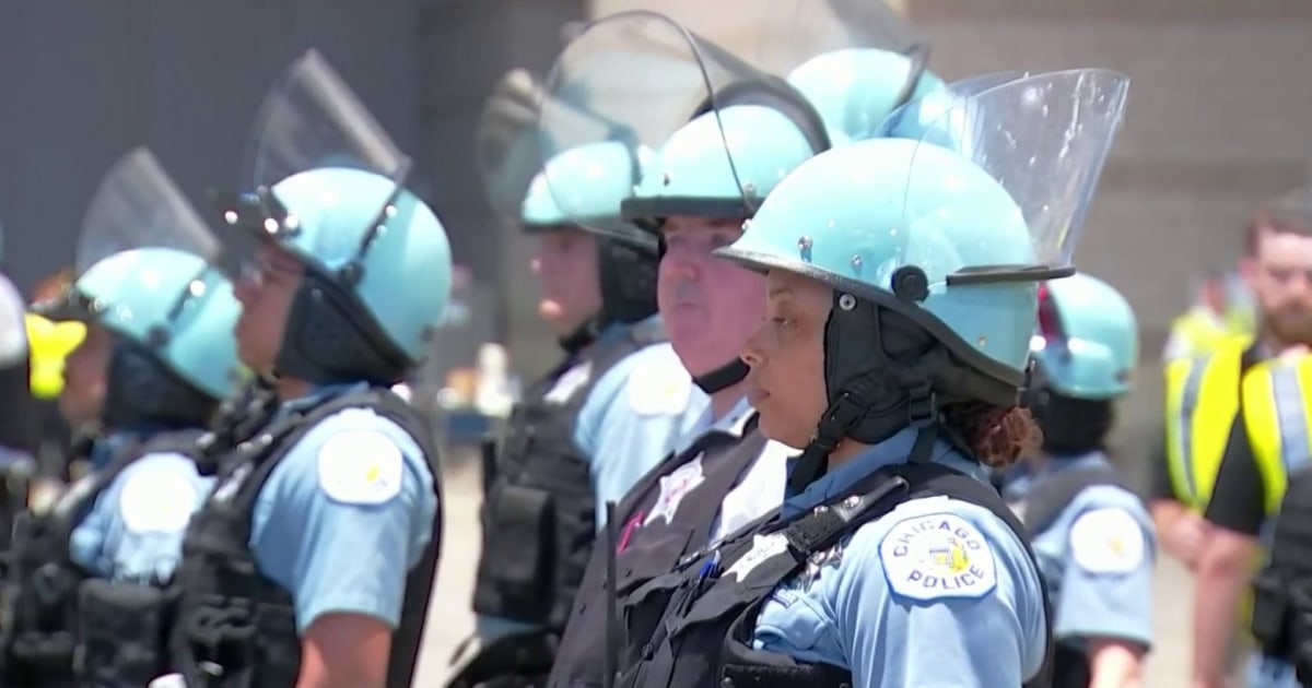 FuturistaNews's tweet image. Chicago Boosts Security for the Big Political Showdown! #DNC2024 #ChicagoSecurity #ElectionReady thefuturista.com/chicago-boosts…