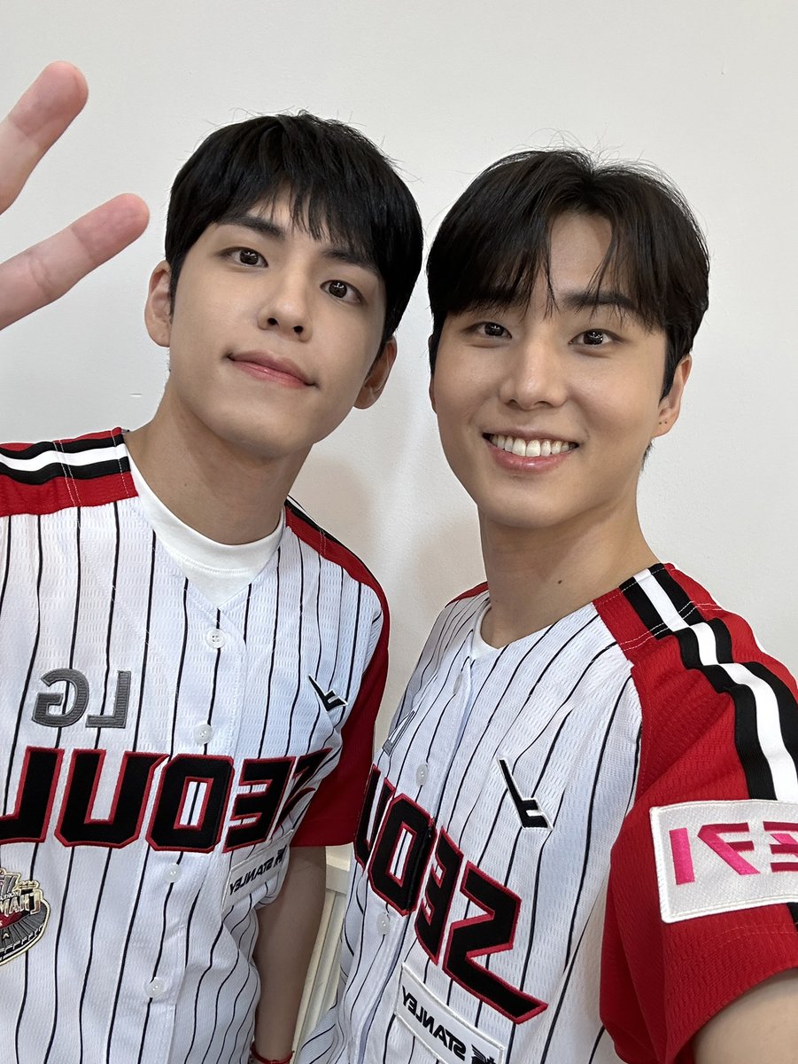 day6official's tweet photo. [#DAY6_BEHIND]

등번호 ⓿⓽ + ⓿⓻ = 𝟘𝟡𝟘𝟟 🍀
시구하러 나와서 청춘물 찍은 데식이둘 🦊🐰

⚾ ғᴏʀᴇᴠᴇʀ &amp; ғᴏᴜʀᴇᴠᴇʀ ʟɢ ⚾
LG트윈스 열렬히 응원합니다!

#DAY6 #데이식스
#YoungK #영케이
#원필 #WONPIL
#LGTWINS #LG트윈스 https://t.co/gEUwWLCwaf