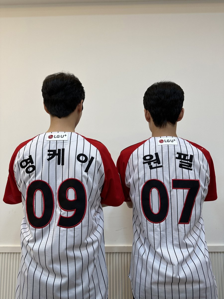 [#DAY6_BEHIND]

등번호 ⓿⓽ + ⓿⓻ = 𝟘𝟡𝟘𝟟 🍀
시구하러 나와서 청춘물 찍은 데식이둘 🦊🐰

⚾ ғᴏʀᴇᴠᴇʀ &amp; ғᴏᴜʀᴇᴠᴇʀ ʟɢ ⚾
LG트윈스 열렬히 응원합니다!

#DAY6 #데이식스
#YoungK #영케이
#원필 #WONPIL
#LGTWINS #LG트윈스