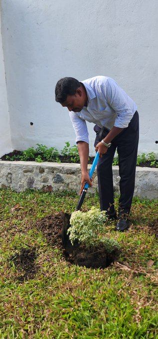 UltimatumArmada's tweet photo. Green PNG - Indian diaspora planted trees with joy and pride supporting PM Modi's #एक_पेड़_माँ_के_नाम (#Plant4Mother) campaign for a greener future: High Commission of India, Port Moresby, Papua New Guinea @ind_png
#Treevolution https://t.co/vLmpNidvOs