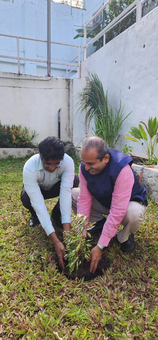 UltimatumArmada's tweet photo. Green PNG - Indian diaspora planted trees with joy and pride supporting PM Modi's #एक_पेड़_माँ_के_नाम (#Plant4Mother) campaign for a greener future: High Commission of India, Port Moresby, Papua New Guinea @ind_png
#Treevolution https://t.co/vLmpNidvOs