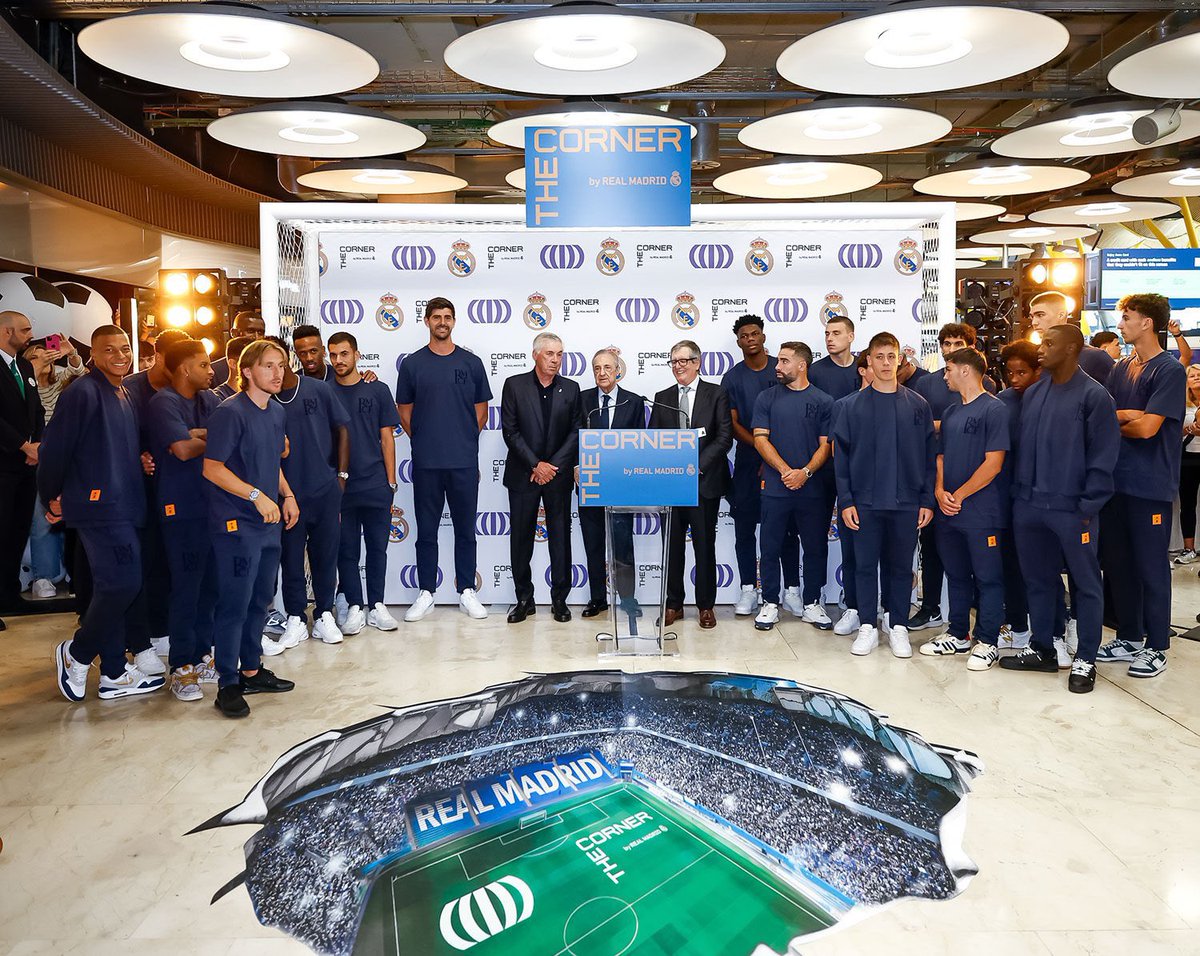 SeputarMadrid's tweet photo. 🚨 Sebelum terbang ke Palma de Mallorca untuk laga pertama LaLiga malam ini di Son Moix, presiden Florentino Pérez dan para pemain Real Madrid menghadiri acara peresmian The Corner by Real Madrid, restoran dan produk merchandise pertama klub yang berada di Terminal 4 di bandara Adolfo Suárez-Madrid Barajas. 🛒🍽