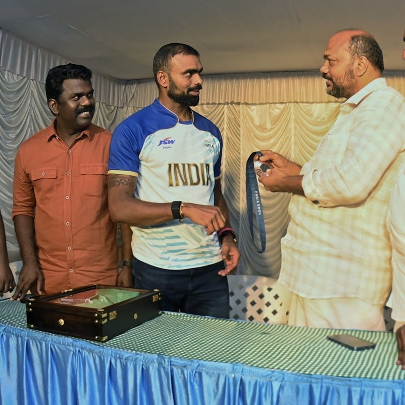cpimdcidukki's tweet photo. പാരീസ് ഒളിമ്പിക്സിൽ വെങ്കല മെഡൽ നേടി ഇന്ത്യയുടെ അഭിമാനമായ ഹോക്കി താരം ശ്രീജേഷിനെ അദ്ദേഹത്തിന്റെ വീട്ടിലെത്തി സ. പി രാജീവ് അനുമോദിച്ചു. ശ്രീജേഷിന് അദ്ദേഹം ഓണക്കോടിയും സമ്മാനിച്ചു. https://t.co/sxLdpO73h4