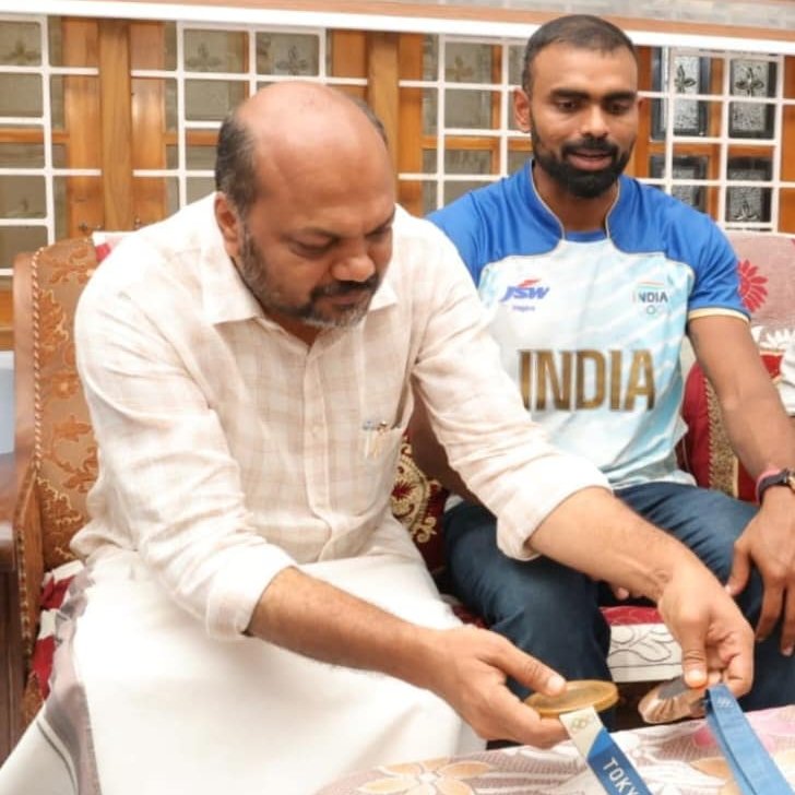cpimdcidukki's tweet photo. പാരീസ് ഒളിമ്പിക്സിൽ വെങ്കല മെഡൽ നേടി ഇന്ത്യയുടെ അഭിമാനമായ ഹോക്കി താരം ശ്രീജേഷിനെ അദ്ദേഹത്തിന്റെ വീട്ടിലെത്തി സ. പി രാജീവ് അനുമോദിച്ചു. ശ്രീജേഷിന് അദ്ദേഹം ഓണക്കോടിയും സമ്മാനിച്ചു. https://t.co/sxLdpO73h4