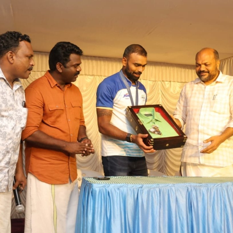 cpimdcidukki's tweet photo. പാരീസ് ഒളിമ്പിക്സിൽ വെങ്കല മെഡൽ നേടി ഇന്ത്യയുടെ അഭിമാനമായ ഹോക്കി താരം ശ്രീജേഷിനെ അദ്ദേഹത്തിന്റെ വീട്ടിലെത്തി സ. പി രാജീവ് അനുമോദിച്ചു. ശ്രീജേഷിന് അദ്ദേഹം ഓണക്കോടിയും സമ്മാനിച്ചു. https://t.co/sxLdpO73h4