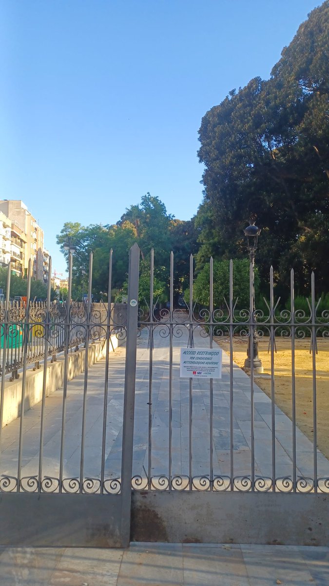 🟠 Con motivo del aviso naranja por altas temperaturas, se han cerrado las siguiente zonas verdes:

➡️ Av. Intendente Jorge Palacios
➡️ Cuartel de Artillería
➡️ Jardín de Floridablanca
➡️ Jardín del Malecón 
➡️ Teniente Flomesta
➡️ Jardín Chino
➡️ Reina Sofía
