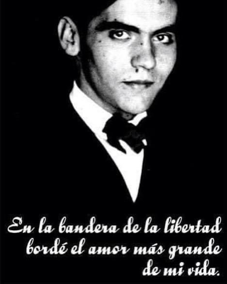 Lo sacaron de madrugada, el 18 de agosto de 1936 y lo asesinaron “por rojo y maricon” así dijo su asesino. Hace 88 años de esto y hoy todavía debemos combatir el fascismo para que la historia no se repita 🏳️‍🌈 #FedericoGarciaLorca #Lorca #gay #lgtb #referentes #literatura  #teatro