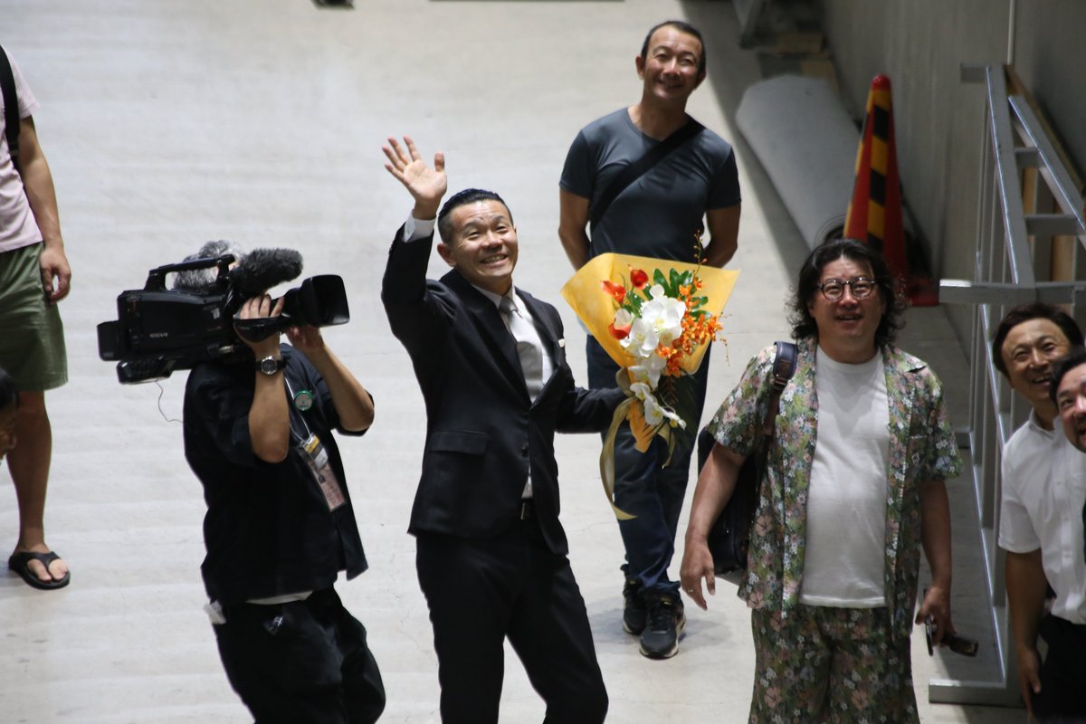 2024年8月18日(日)、#稲村成浩 選手(69期)の引退報告会が #前橋競輪 バンク内にて執り行われました。

式典中、同県同期の #金子真也 選手と、盟友・ #齋藤登志信 選手(宮城・80期)からサプライズの花束贈呈が行われ、観客席からは引退を惜しむ声も。

沢山の拍手に包まれ、報告会は幕を閉じました。