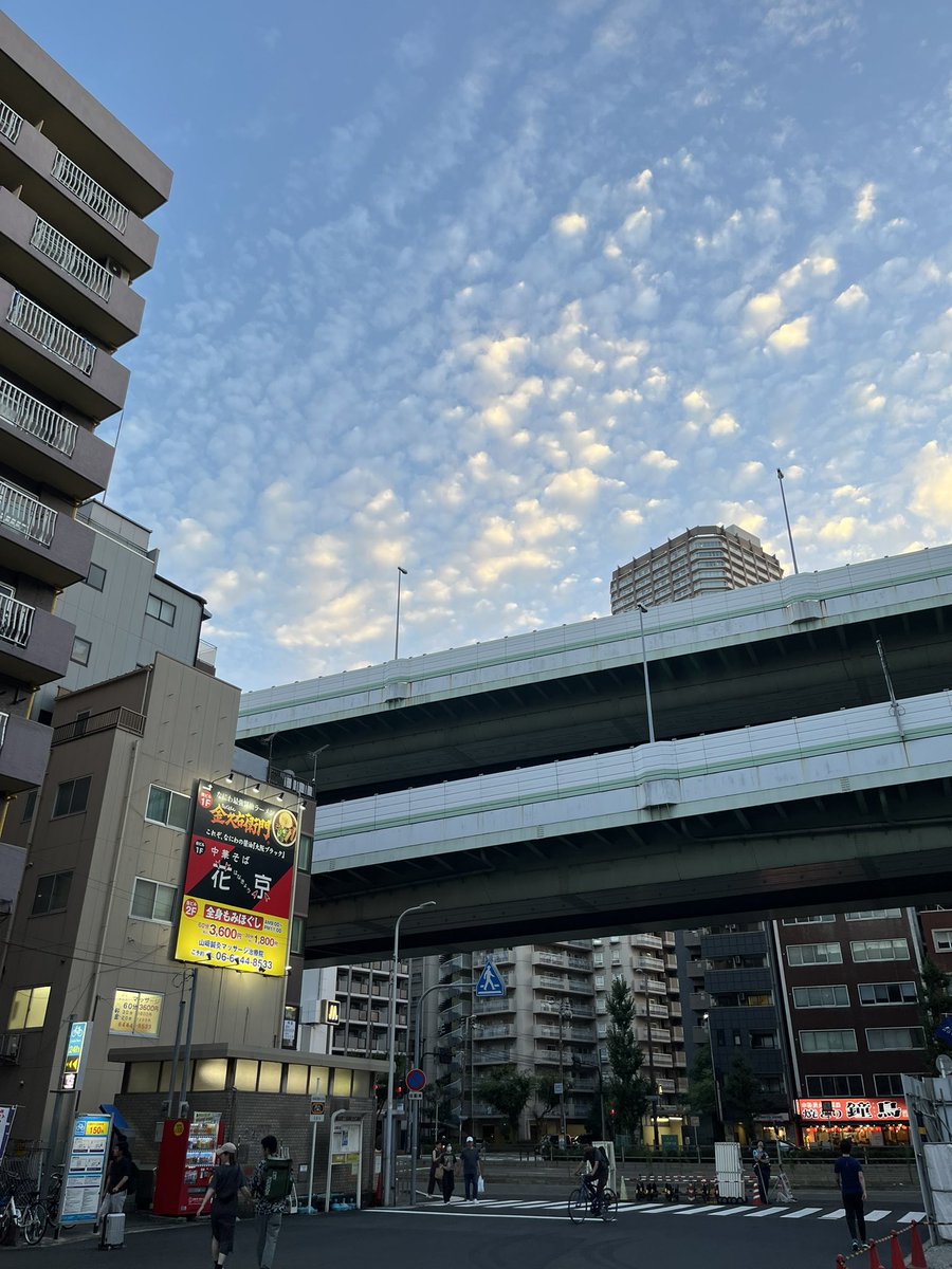 studiounit's tweet photo. 阿波座の空は秋でした。 https://t.co/XNGfMsj8O9