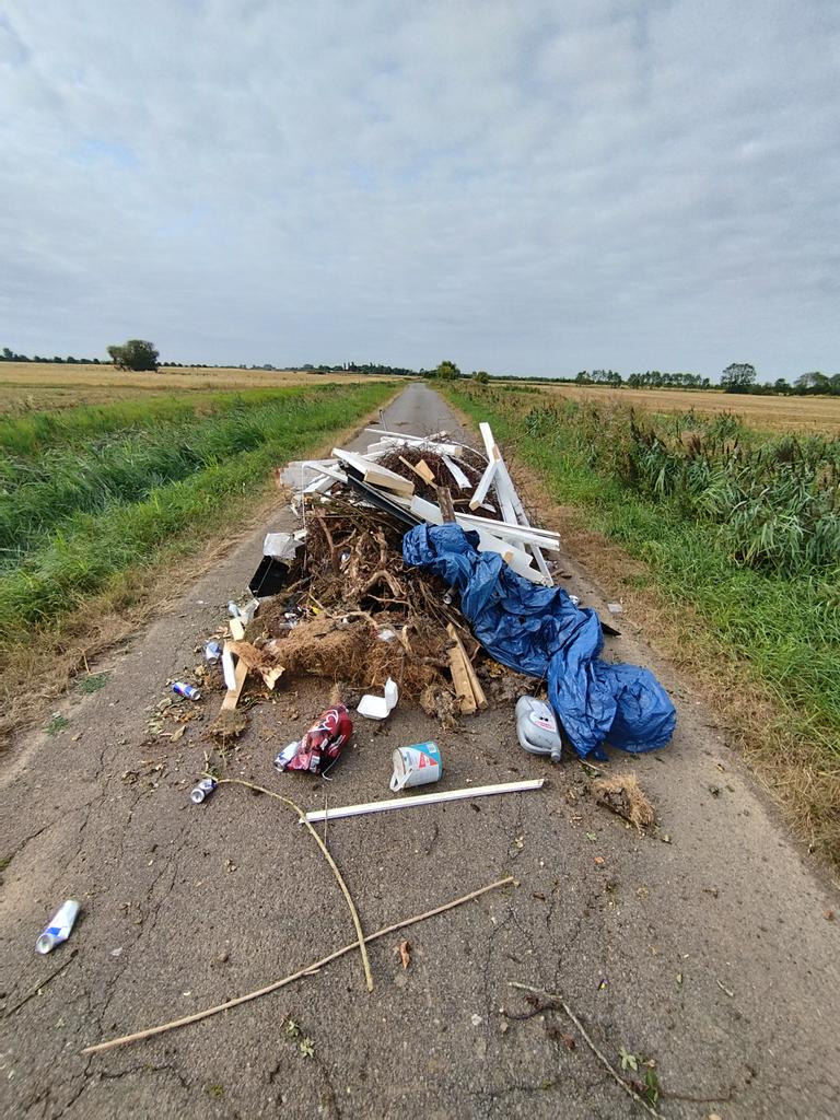Crazy Crazy Crazy 🙄 

Why do people do it? 
What do they think the magic fly tipping fairies are going to pick it up? 

#harvest #flytip #flytipping #countryside #litter #littering