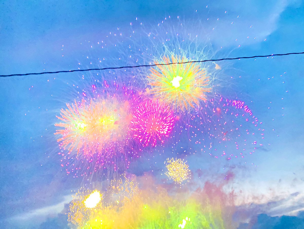 hatekusotef's tweet photo. 空がとてもちかくにありました。
小鳥がとんでいました。
赤い風船が手からはなれて、
空へのぼっていきました。

(正面/POPSOUND CONSTRUCTION GROOVE.2009)

　　　　　　　　　　　　#詩#諏訪湖花火 https://t.co/DRYUHLQsE4