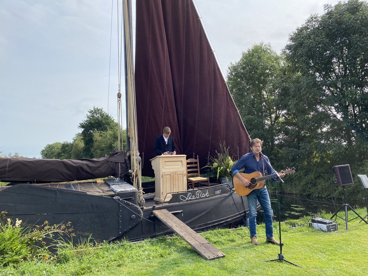 Mei ⁦<a href="/EkeFolkerts/">Eke Folkerts</a>⁩ en boargemaster ⁦<a href="/AndriesBouwman/">Andries Bouwman</a>⁩ nei Sipperspreek by it #Damhûs yn Nij Beets. In soad minsken yn de iepen loft tsjerke op sneontemoarn. ⁦<a href="/Opsterland/">Gemeente Opsterland</a>⁩ ⁦<a href="/provfryslan/">Provincie Fryslân</a>⁩