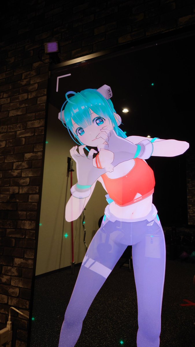 IHpengin's tweet photo. 個人的にはディスプレイにトラッキング機能がついていてこれがめちゃくちゃ良い！最後に写真撮影タイムがあったけど自分のいる場所でカメラの位置が変わって同じポーズでもいろんな角度から撮れる。可能性感じるしこれ他のイベントでも採用してほしいなー
#ハコトレV https://t.co/03hCgAvJYx