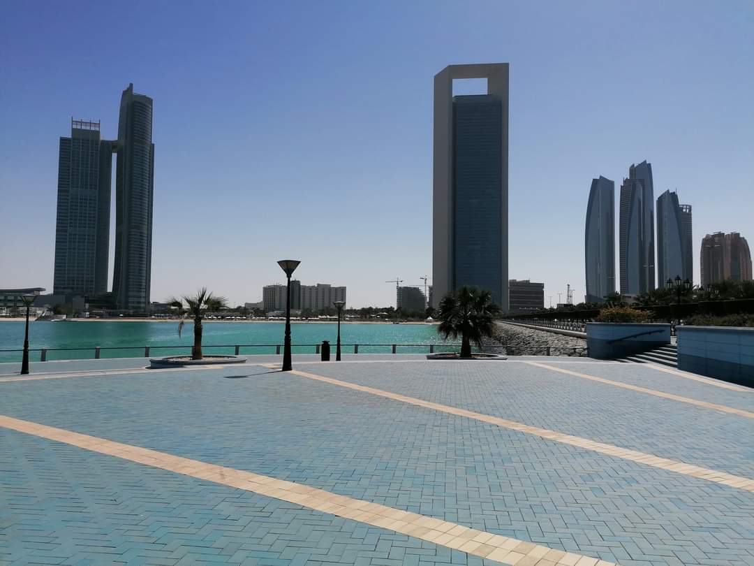 skymanuelima's tweet photo. O Corniche está localizado na cidade de Abu Dhabi, capital dos Emirados Árabes Unidos. O Corniche tem 8 km de comprimento e inclui uma “sky line” de modernos arranha-céus, áreas recreativas.  #Sky_line #Corniche #AbuDhabi #EAU #travelphotography #viagens #FotógrafoAmador https://t.co/eiwtklhhFL