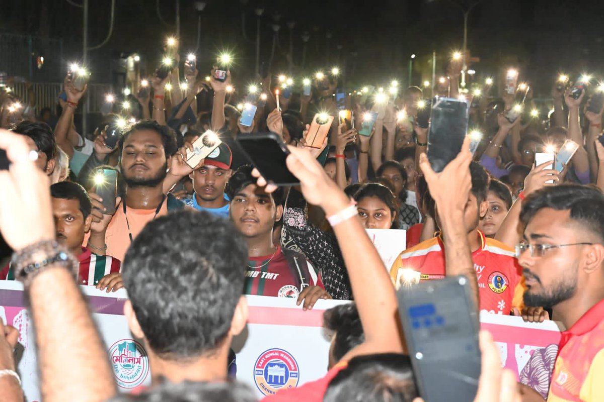 THE_RanjitBajaj's tweet photo. This is so so heartwarming - the two fan groups coming together showing that there are things much bigger than football - hats off to the organisers 👏🏽👏🏽👏🏽❤️❤️Jointly organised by East Bengal Warriors Chandannagar & Mariners De Chandannagar @IndianFootball #justiceformoumitadebnath