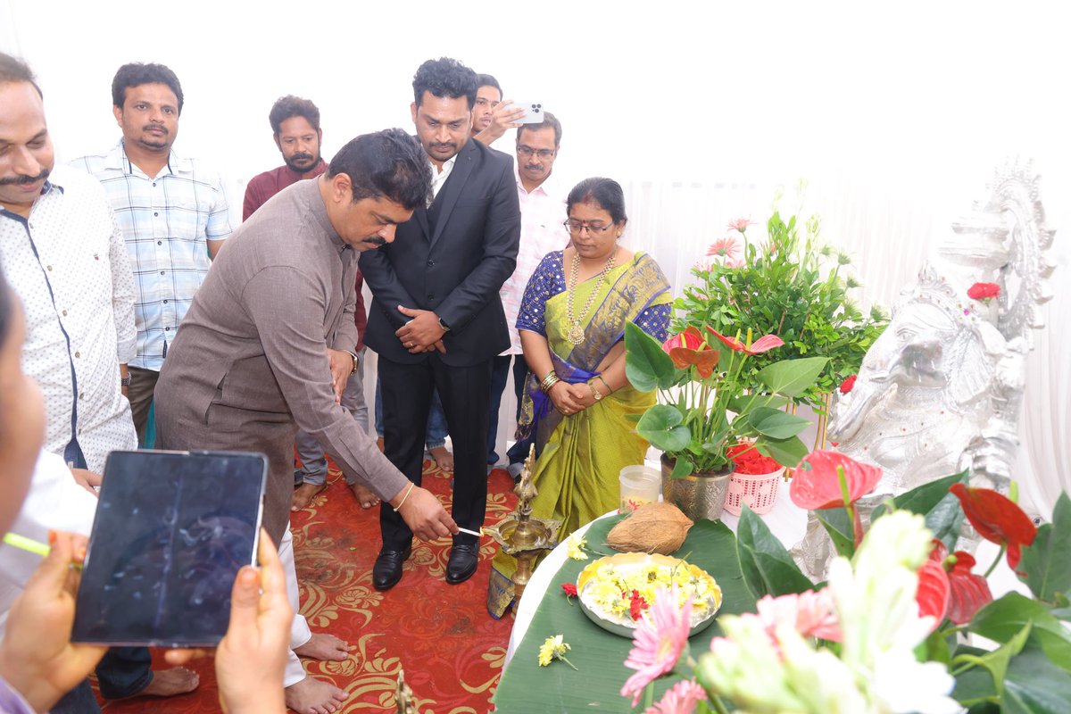 CMRamesh_MP's tweet image. అనకాపల్లి పట్టణంలో నూతనంగా ఏర్పాటు చేసిన వెల్త్ మాట్రిక్స్ పోర్ట్ఫోలియో మేనేజ్మెంట్ కంపెనీ కార్యాలయాన్ని ప్రారంభించి.. సంస్థ నూతన వ్యాపారం ఎంతో అభివృద్ధి చెంది మరిన్ని కార్యాలయాలను ఏర్పాటు చేయాలని కార్యాలయ యాజమాన్యానికి శుభాకాంక్షలు తెలపడం జరిగింది. 

#CMRamesh #WealthMatrix