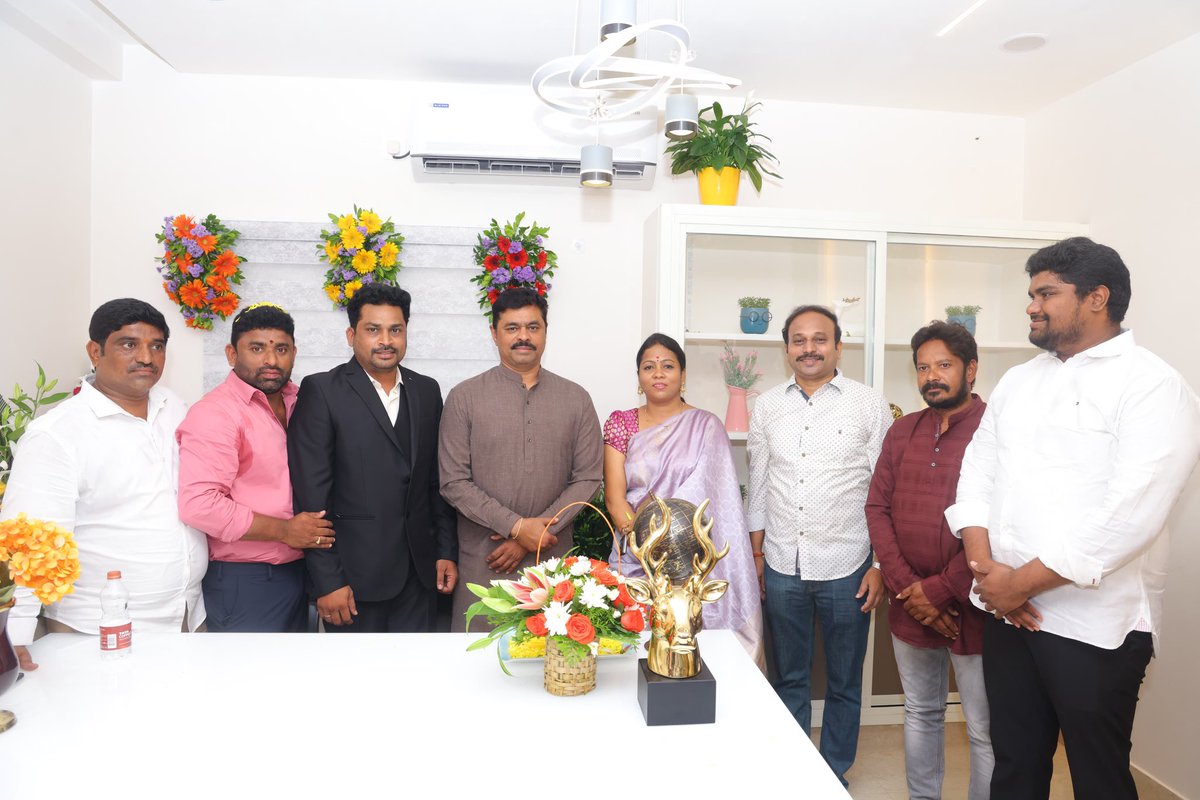 CMRamesh_MP's tweet image. అనకాపల్లి పట్టణంలో నూతనంగా ఏర్పాటు చేసిన వెల్త్ మాట్రిక్స్ పోర్ట్ఫోలియో మేనేజ్మెంట్ కంపెనీ కార్యాలయాన్ని ప్రారంభించి.. సంస్థ నూతన వ్యాపారం ఎంతో అభివృద్ధి చెంది మరిన్ని కార్యాలయాలను ఏర్పాటు చేయాలని కార్యాలయ యాజమాన్యానికి శుభాకాంక్షలు తెలపడం జరిగింది. 

#CMRamesh #WealthMatrix