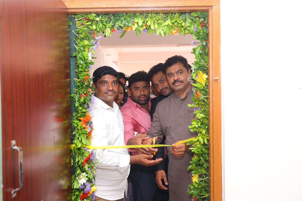 CMRamesh_MP's tweet image. అనకాపల్లి పట్టణంలో నూతనంగా ఏర్పాటు చేసిన వెల్త్ మాట్రిక్స్ పోర్ట్ఫోలియో మేనేజ్మెంట్ కంపెనీ కార్యాలయాన్ని ప్రారంభించి.. సంస్థ నూతన వ్యాపారం ఎంతో అభివృద్ధి చెంది మరిన్ని కార్యాలయాలను ఏర్పాటు చేయాలని కార్యాలయ యాజమాన్యానికి శుభాకాంక్షలు తెలపడం జరిగింది. 

#CMRamesh #WealthMatrix