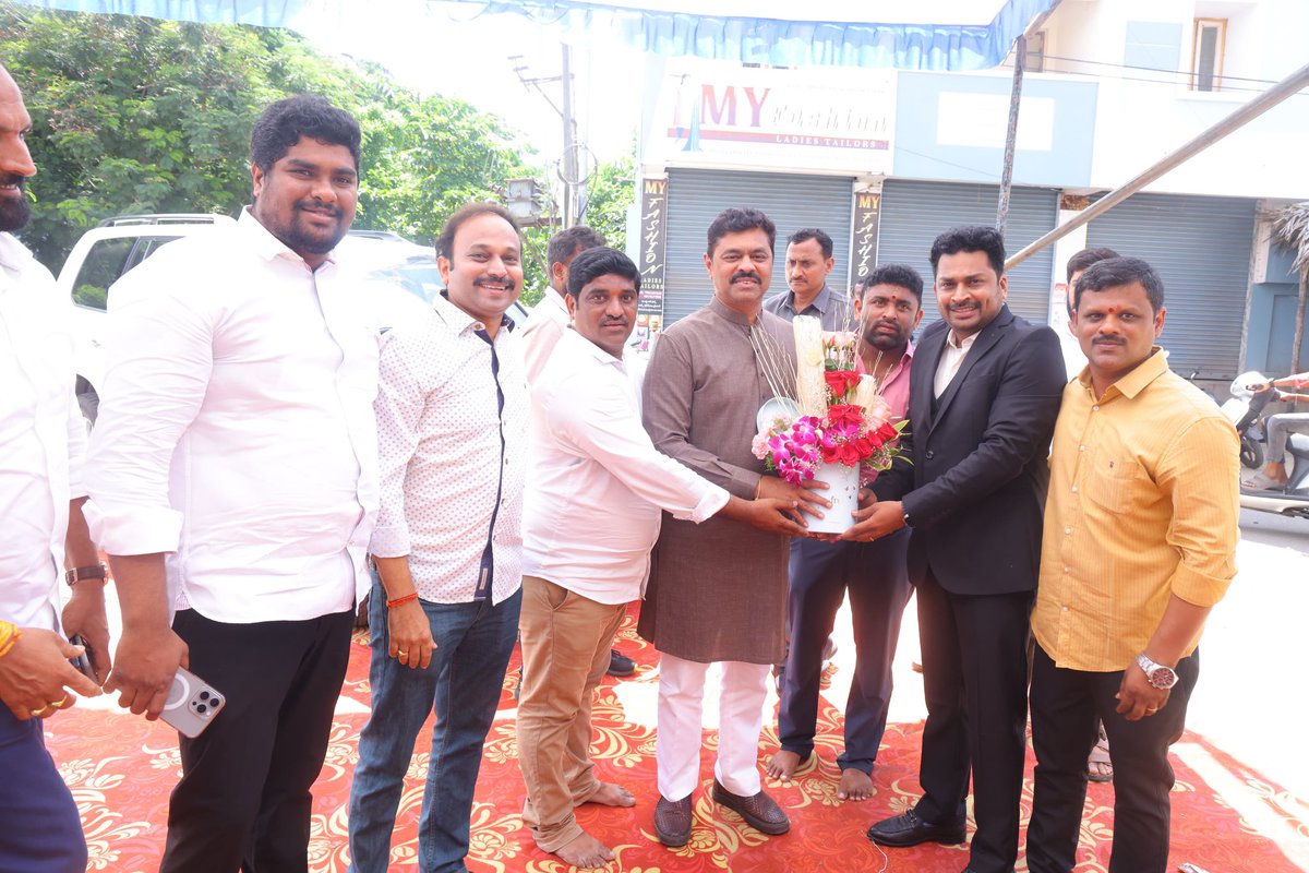 CMRamesh_MP's tweet image. అనకాపల్లి పట్టణంలో నూతనంగా ఏర్పాటు చేసిన వెల్త్ మాట్రిక్స్ పోర్ట్ఫోలియో మేనేజ్మెంట్ కంపెనీ కార్యాలయాన్ని ప్రారంభించి.. సంస్థ నూతన వ్యాపారం ఎంతో అభివృద్ధి చెంది మరిన్ని కార్యాలయాలను ఏర్పాటు చేయాలని కార్యాలయ యాజమాన్యానికి శుభాకాంక్షలు తెలపడం జరిగింది. 

#CMRamesh #WealthMatrix